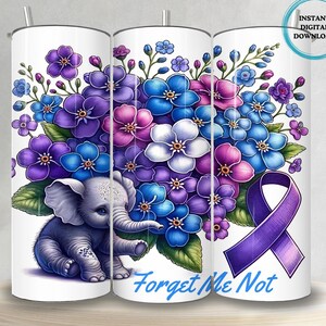 Puede incluir: Un vaso blanco con una cinta morada, un elefante beb&eacute; y un ramo de flores de no me olvides azules, moradas y blancas. El texto "Forget Me Not" est&aacute; impreso en el vaso.