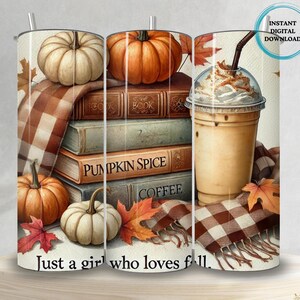 Könnte beinhalten: Ein Becherdesign mit Herbstthema mit Kürbissen, Büchern, Kaffee und einer karierten Decke. Der Text "Just a girl who loves fall." befindet sich am unteren Rand des Designs.