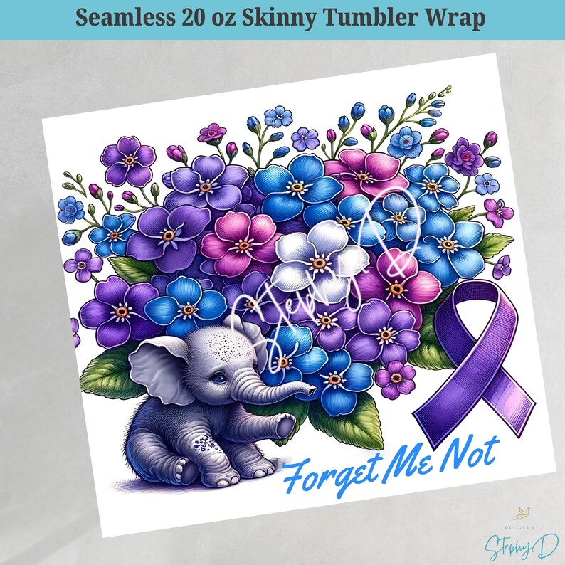 Puede incluir: Una envoltura para vaso skinny de 20 onzas con una cinta morada, un elefante beb&eacute; y un ramo de flores de no me olvides azules, moradas y rosas. El texto "Forget Me Not" est&aacute; escrito en una fuente decorativa debajo de las flores.