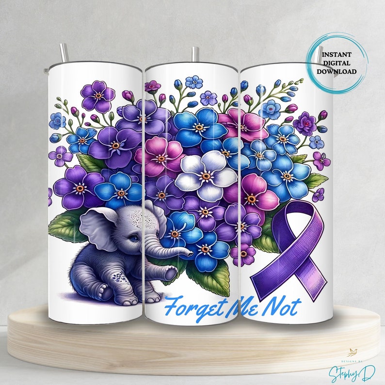 Puede incluir: Un vaso blanco con una cinta morada, un elefante beb&eacute; y un ramo de flores de no me olvides azules, moradas y blancas. El texto "Forget Me Not" est&aacute; impreso en el vaso.