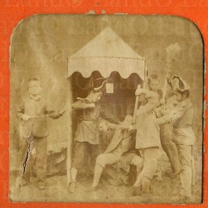Zeer zeldzame, ongebruikelijke stereokaarten, stereografische of stereoscopische foto's: twee lagen, met de hand ingekleurd, ongewone montage Kinderen spelend 19e eeuw