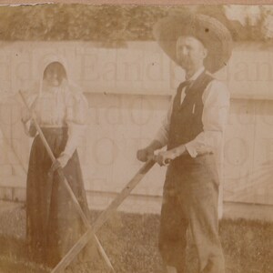 Antiker Kabinett-Schnappschuss-Foto eines Paares, das in ihrem Garten arbeitet - Mann im Sombrero, Frau in einer Haube - Rechen und Spindelmäher