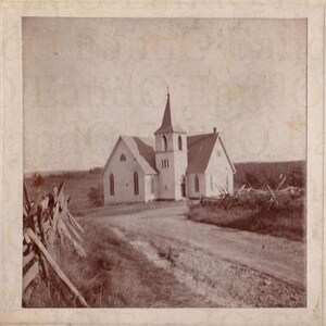 Fantastische kabinetskaart uit de jaren 1900 met een kerk in een veld - prachtige buitenopname