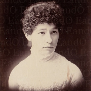 Carte de cabinet rare et unique Beau portrait d'une femme (portrait commémoratif possible) Rockland, Maine, années 1880