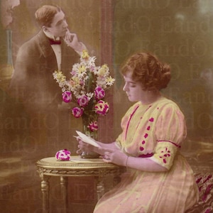 Hermosa postal romántica francesa antigua de la década de 1910: hermosa fotografía coloreada a mano que muestra a amantes revelando sus sentimientos