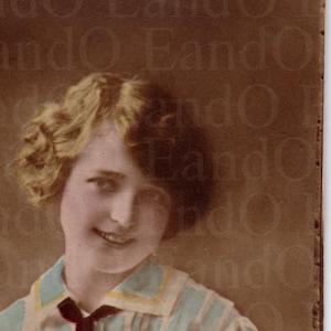 Belle carte postale ancienne française teintée à la main, portrait d'une femme édouardienne en chemise sur mesure et cravate rouge