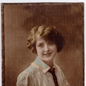 Belle carte postale ancienne française teintée à la main, portrait d'une femme édouardienne en chemise sur mesure et cravate rouge