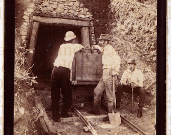 Antico armadietto Card - insoliti e rari - scena all'aperto di tre minatori all'ingresso di una miniera - americano Gold Rush