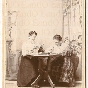 Raro e unico, antico, da vetrina, anni 1890. Ritratto molto insolito di due donne, una che legge e l'altra che scrive. Foto nascosta sotto.