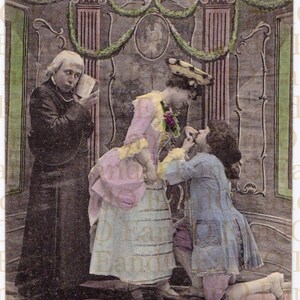 Postal romántica francesa de la década de 1910: amantes abrazados por el abad. Coloreada a mano, hecha en París
