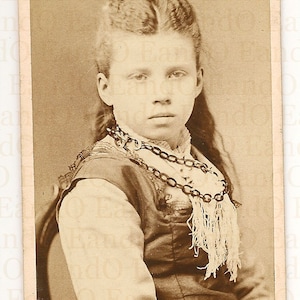 珍しい CDV カルト・ド・ヴィジット 民族衣装を着た少女の肖像 東ヨーロッパ 1880 年代 1890 年代