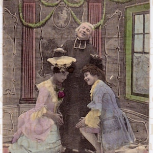 Postal romántica francesa de la década de 1910: amantes que se casan ante el abad. Coloreada a mano, hecha en París