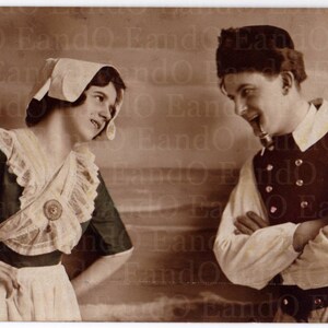 Zauberhafte antike deutsche romantische Postkarte 1910er Jahre - Wunderschön, handkoloriertes Foto, hübscher Mann mit Pfeife auf dem Feldweg