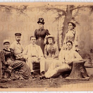 ¡Somos actores serios! Fantástica fotografía antigua de una compañía de actores (segunda de dos)