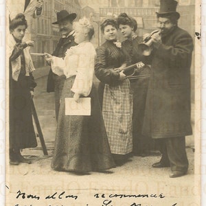 Cartão postal francês antigo / Tableaux fotográficos / Cena de rua / Artista de rua / Músicos de rua / Violinista / Trompetista / La Boheme