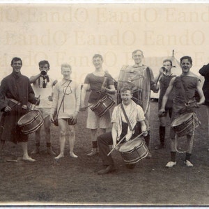 Foto vera e propria cartolina / RPPC / tendone da circo / Musical Troupe / Circus Troupe / musicisti / trombettieri / batteristi / Bass Drum / Marching Band