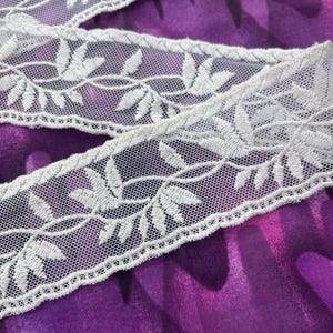 Renda de tule bordada com folhas creme