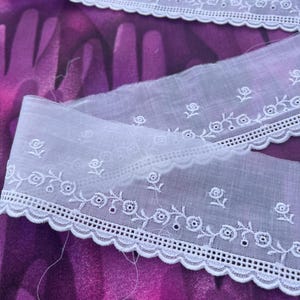 Renda de algodão branco com pequenas flores de qualidade premium