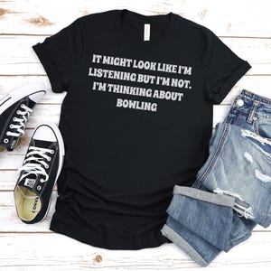 Het lijkt misschien alsof ik luister, maar ik denk niet aan bowlingshirt, bowlingcadeau, cadeau voor bowlen, bowlingfeest, bowlingdagshirt