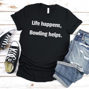 Het leven gebeurt, bowlen helpt. Shirt, bowlingcadeau, cadeau voor bowling, bowlingfeest, cadeau voor bowlingliefhebber, shirt bowlingdag