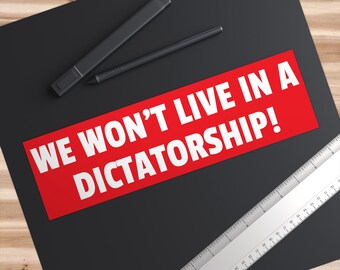 Puede incluir: Pegatina roja y blanca con el texto "WE WON'T LIVE IN A DICTATORSHIP!"