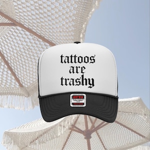Tattoos sind Trashy Trucker Hat, Custom Trucker Hut, Urlaub, gebräunt und Tatted, Geschenk für Sie, Sommer Trendy Cap, lustiger Hut