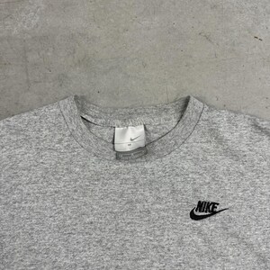 Camiseta vintage Y2K Nike gris con etiqueta y logo bordado en el pecho / Ropa deportiva / Nike / Gris Talla S imagen 3