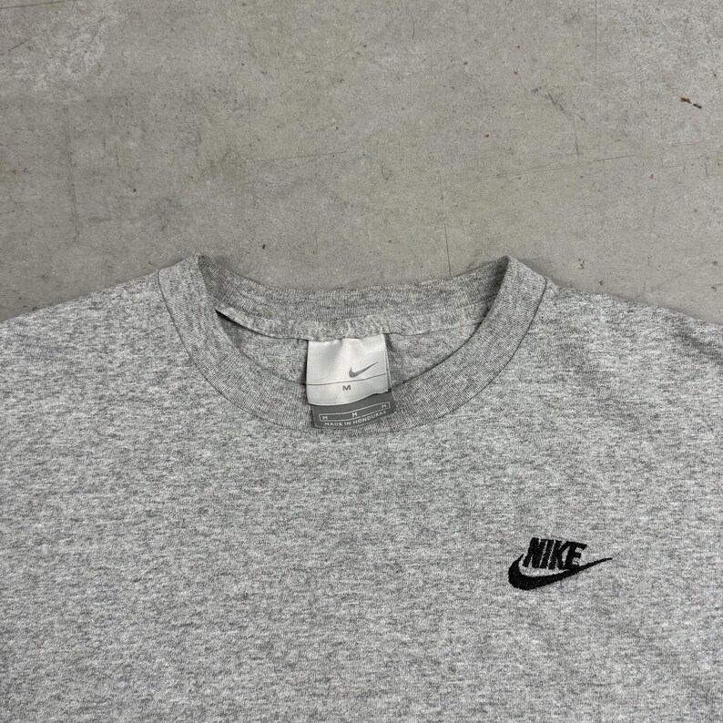Camiseta vintage Y2K Nike gris con etiqueta y logo bordado en el pecho / Ropa deportiva / Nike / Gris Talla S imagen 3