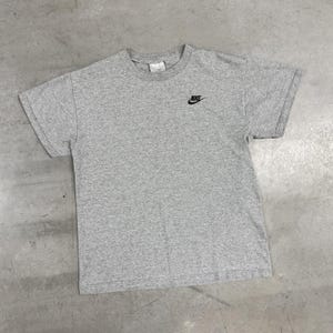 Camiseta vintage Y2K Nike gris con etiqueta y logo bordado en el pecho / Ropa deportiva / Nike / Gris Talla S imagen 2