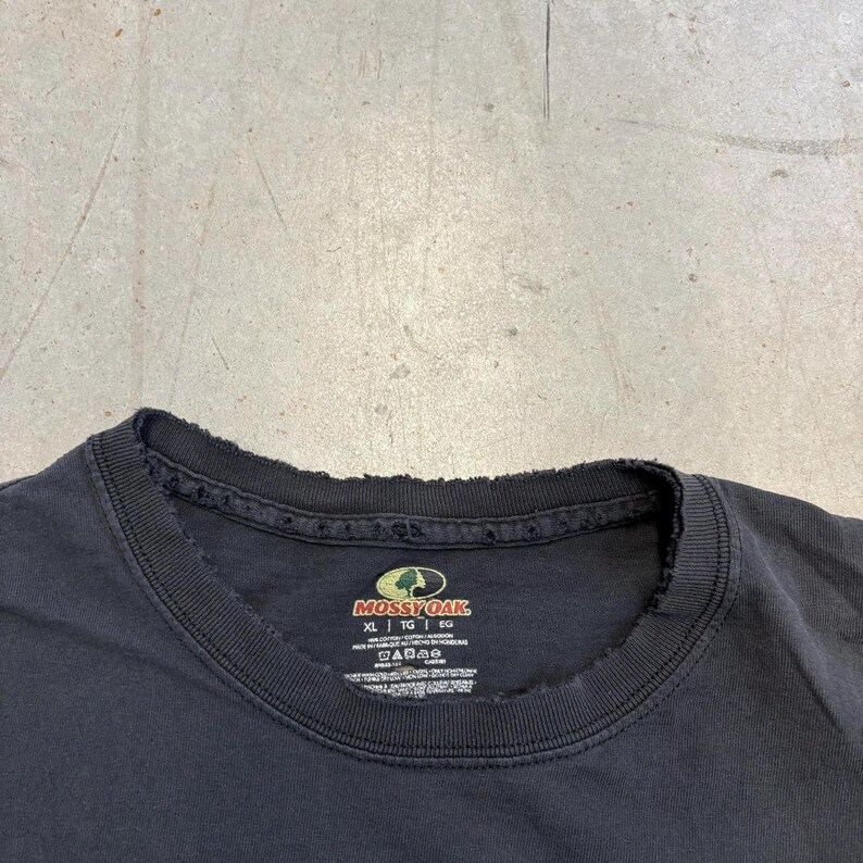 Camiseta vintage con logo de camuflaje Mossy Oak Spellout de los años 2000 / Retro / Exterior / EE. UU. / Extra grande, negra imagen 5