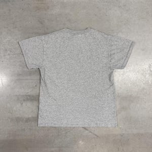 Camiseta vintage Y2K Nike gris con etiqueta y logo bordado en el pecho / Ropa deportiva / Nike / Gris Talla S imagen 4