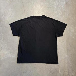 Camiseta vintage con logo de camuflaje Mossy Oak Spellout de los años 2000 / Retro / Exterior / EE. UU. / Extra grande, negra imagen 2
