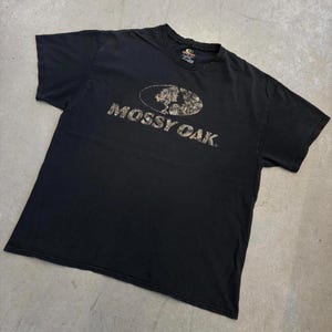 Camiseta vintage con logo de camuflaje Mossy Oak Spellout de los años 2000 / Retro / Exterior / EE. UU. / Extra grande, negra imagen 3