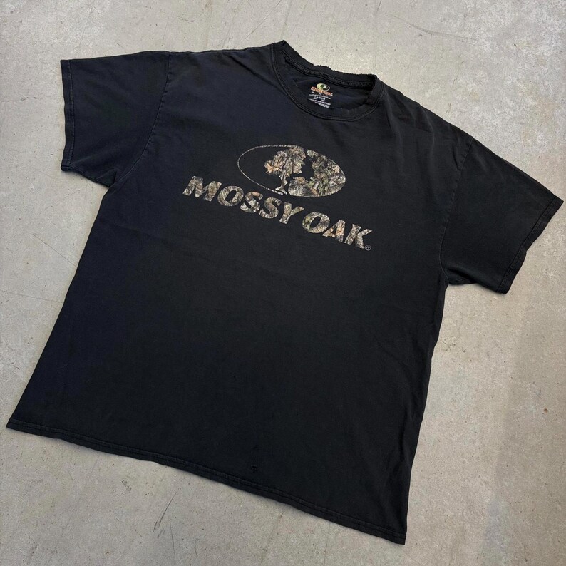 Camiseta vintage con logo de camuflaje Mossy Oak Spellout de los años 2000 / Retro / Exterior / EE. UU. / Extra grande, negra imagen 3