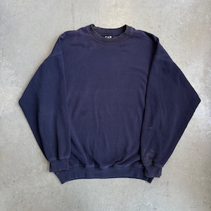 Könnte beinhalten: Ein einfarbiges, dunkelblaues Langarm-Sweatshirt mit Rundhalsausschnitt, gerippten Bündchen und Saum. Das Kleidungsstück hat ein verwaschenes Aussehen mit einem kleinen Gap-Markenetikett am inneren Halsausschnitt und leichten Gebrauchsspuren.