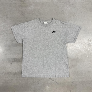 Camiseta vintage Y2K Nike gris con etiqueta y logo bordado en el pecho / Ropa deportiva / Nike / Gris Talla S imagen 1