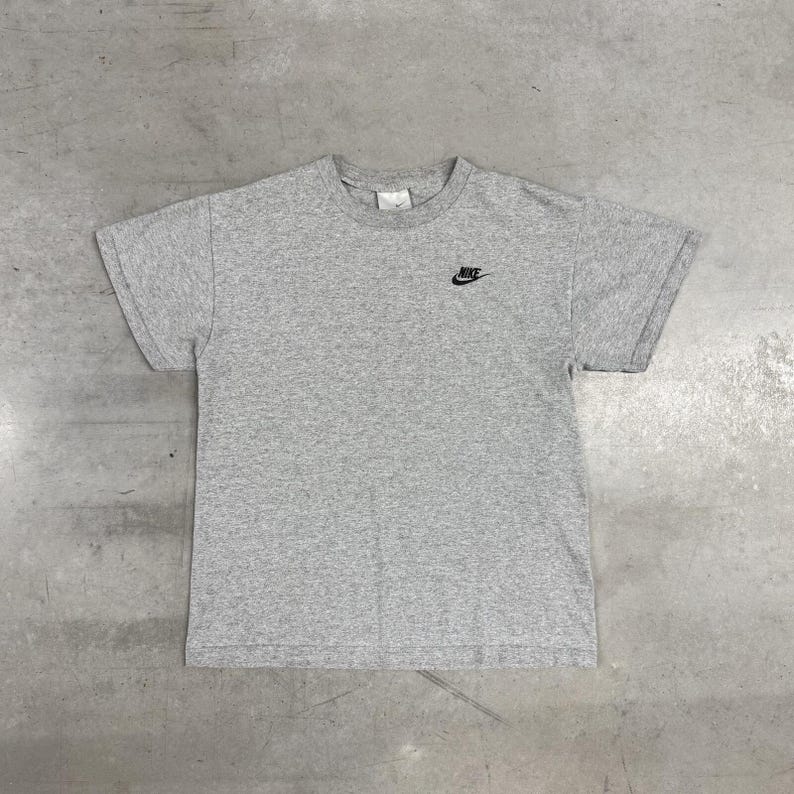 Camiseta vintage Y2K Nike gris con etiqueta y logo bordado en el pecho / Ropa deportiva / Nike / Gris Talla S imagen 1
