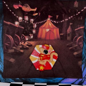 K&ouml;nnte beinhalten: Ein skurriles Kunstwerk zum Thema Zirkus mit einem Cartoon-Affen in einem rot-gelben Outfit. Der Hintergrund zeigt ein Zirkuszelt, ein Riesenrad und Lichterketten, die eine festliche Atmosph&auml;re schaffen. Der Affe ist der Mittelpunkt.