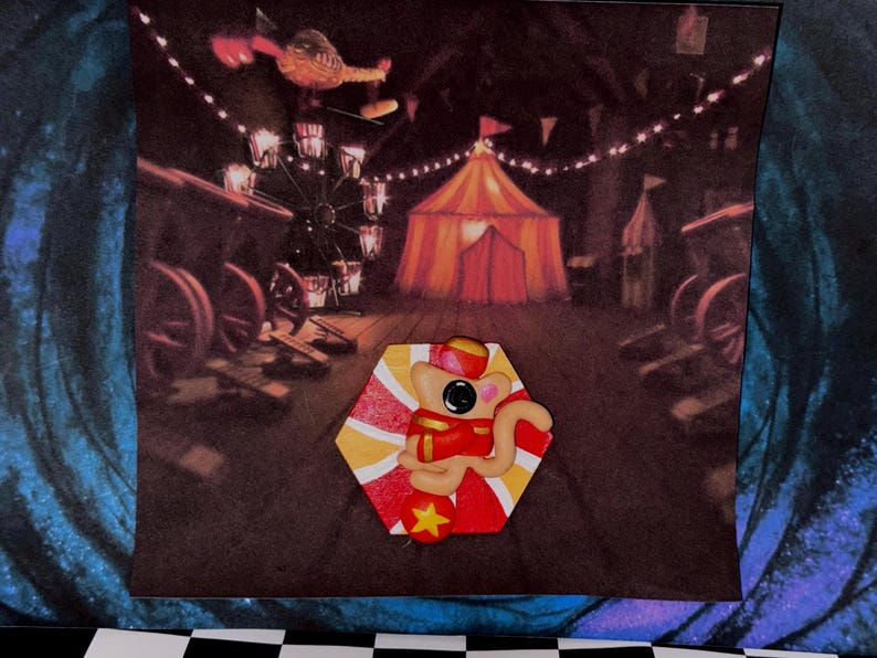 K&ouml;nnte beinhalten: Ein skurriles Kunstwerk zum Thema Zirkus mit einem Cartoon-Affen in einem rot-gelben Outfit. Der Hintergrund zeigt ein Zirkuszelt, ein Riesenrad und Lichterketten, die eine festliche Atmosph&auml;re schaffen. Der Affe ist der Mittelpunkt.
