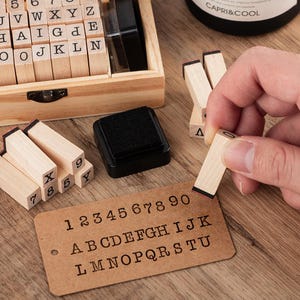 Juego de 26 sellos de letras mayúsculas, 10 sellos de números, juego de letras mayúsculas y números, sellos de goma de madera, juego de alfabeto y números con almohadilla de tinta.