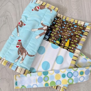 Wrap It Up Crayon Roll - Sock Monkeys i blått - Klar att skickas i present
