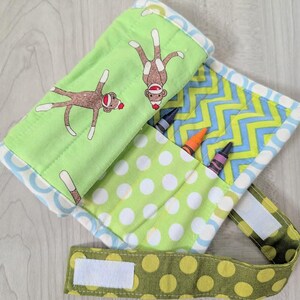 Wrap It Up Crayon Roll - Sock Monkeys i grönt - Klar att skickas i present