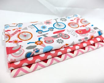 Paños para eructar para niña - Set de regalo para niña - Bicicletas y patinetes - Estampados en rosa, coral, aguamarina, gris y rojo - Ideal como regalo para baby shower