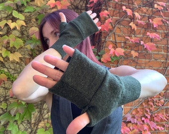 Green Fingerless Gloves Wrist Warmers Upcycled Cashmere