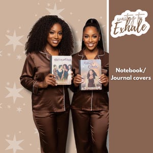 Peut inclure: Deux femmes en pyjama de satin marron assortis tiennent des cahiers intitulés "Waiting to Exhale". Les cahiers ont des couvertures différentes. L'image est sur un fond neutre avec des étoiles et le texte "Notebook/Journal covers."