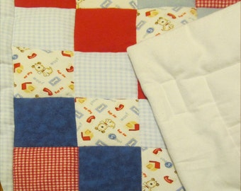 Edredón de franela con estampado de perro hecho a mano: azul, rojo y blanco - 68 x 68 cm