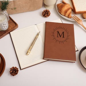 Lederbuch mit individueller Gravur, personalisiertes Journal, Journal und Notizbuch, Geburtstagsgeschenk, Geschenk für Studenten / Lehrer, Tagebuch in Reisegröße
