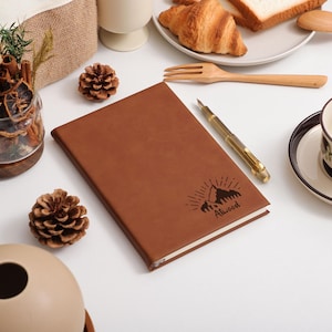 Lederbuch mit individueller Gravur, personalisiertes Journal, Journal und Notizbuch, Geburtstagsgeschenk, Geschenk für Studenten / Lehrer, Tagebuch in Reisegröße