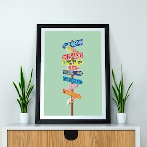 Stampa artistica Pop Travel Signpost / decorazione da spiaggia / disegnata a mano / stampa da viaggio / segnaletica vibrante / cartelli colorati / cartelli cittadini / arte murale da spiaggia