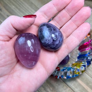Tap into Higher Vibes & Awaken your Spiritual Awareness * Reiki Infused Medium Purple Fluorite Egg * Supports All Chakras